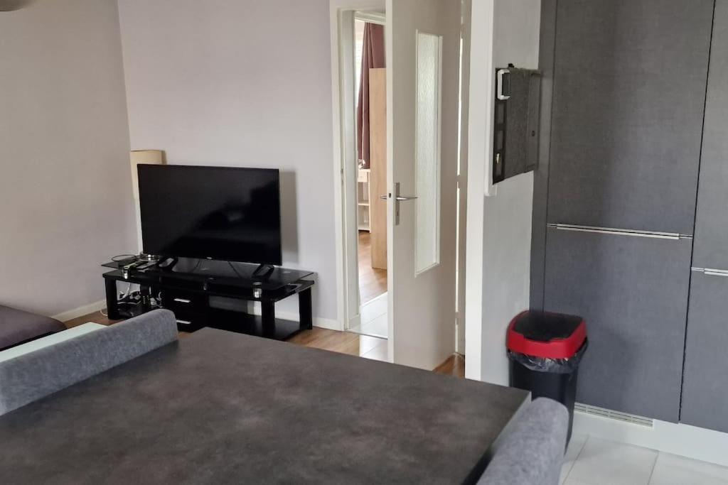 Refuge Urbain Chic Avec Balcon Apartment Saint-Lo Bagian luar foto